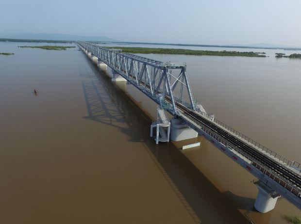 Gleisbau für Eisenbahnbrücke zwischen China und Russland