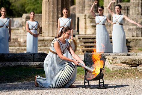 Das Ritual der Flammenzündung hat den Countdown für die Spiele 2022 gestartet