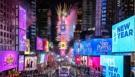 Chinesische kulturelle Elemente glänzen beim Silvester-Countdown am Times Square in New York City (NYC)
